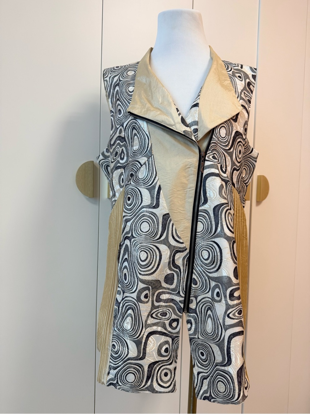 NWOT Abstract Pattern Vest - Picture 2 of 8